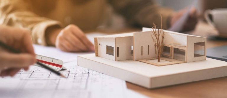 Baupläne und Modell eines modernen Hauses