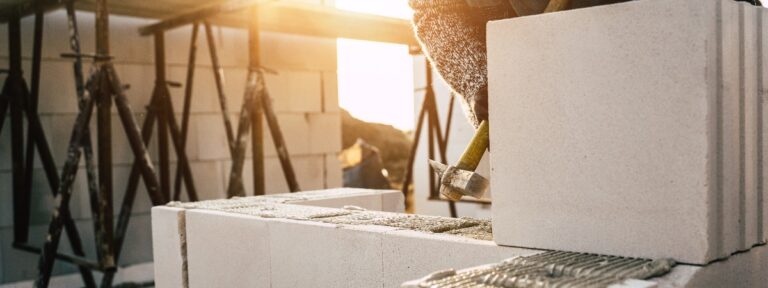 Hausbau Maurer bei der Arbeit